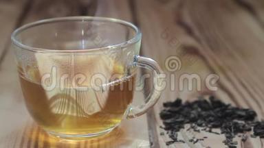 一杯清茶放在木桌上